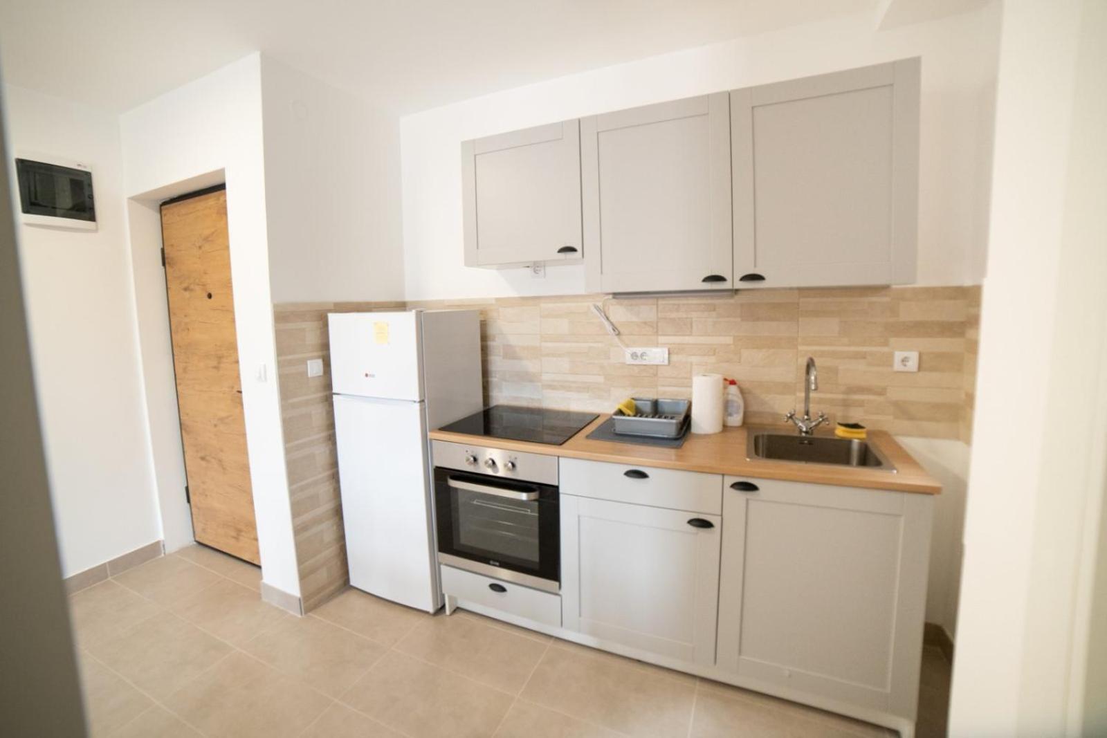 Apartment Divcinova S1 *